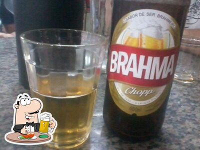 Desfute uma tulipa de cerveja leve ou escura
