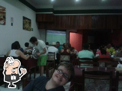 Sente em uma das mesas no Diego's Pizzaria e Esfiharia