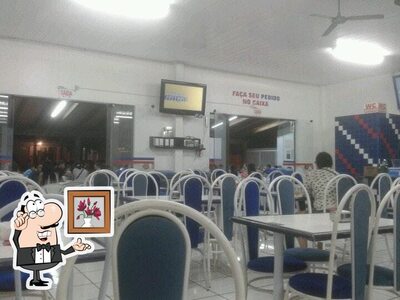 Sente em uma das mesas no Bigbom Sorvetes