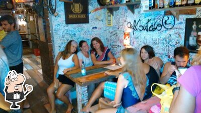 Sente em uma das mesas no Café Buteco