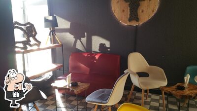 Installez-vous à l'une des tables de Jobi