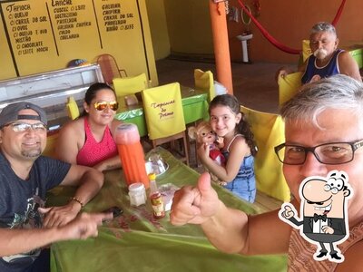 Sente em uma das mesas no Tapiocas do Primo
