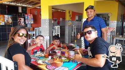 Sente em uma das mesas no Bar do Arisco