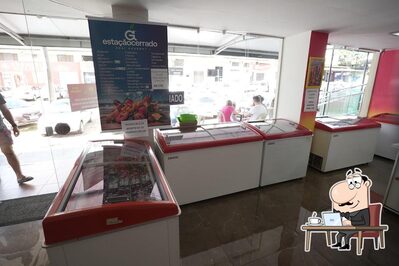 Sente em uma das mesas no Sorveteria e Açaíteria Estação Cerrado - Taguatinga Sul