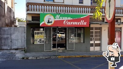 Sente em uma das mesas no Restaurante Mama Carmella