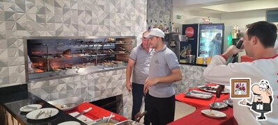 Sente em uma das mesas no Bonna Brasa