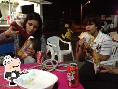 Sente em uma das mesas no Rei Do Pastel