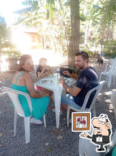 Sente em uma das mesas no Restaurante Mirante do Rio Cuiabá