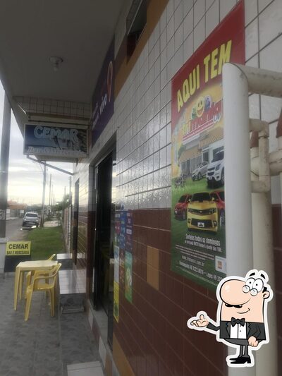 Sente em uma das mesas no Cemar Bar e Mercearia