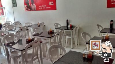 Sente em uma das mesas no Raimundo Restaurante