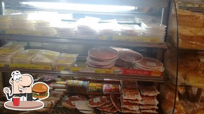 Delicie-se com um hambúrguer no Panificadora e Mercearia Assis
