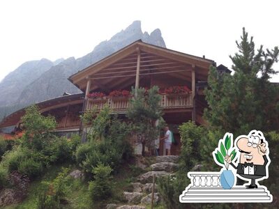 Puoi goderti l'aria fresca da seduto all'esterno di Talschlusshuette