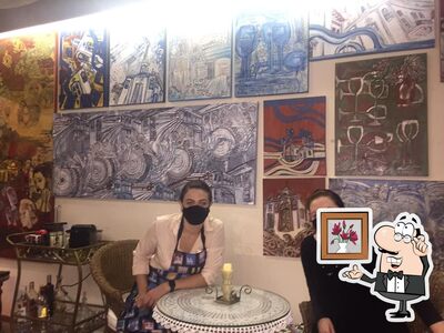 Sente em uma das mesas no Singular Cha Com Arte