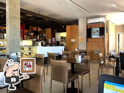 Sente em uma das mesas no Fran's Café 205 SUL