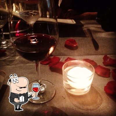 Peça uma taça de vinho no Ideal Club