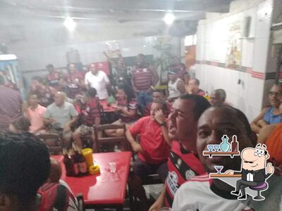 Sente em uma das mesas no Bar Do Rege