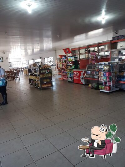 Sente em uma das mesas no Restaurante Prato Feito