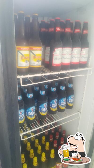 Budega bar e adega serve uma seleção de cervejas