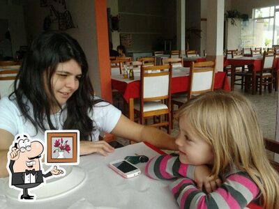 Sente em uma das mesas no Restaurante Schutz