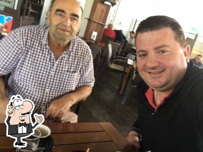 Dai un'occhiata agli interni di Caffe Aristo