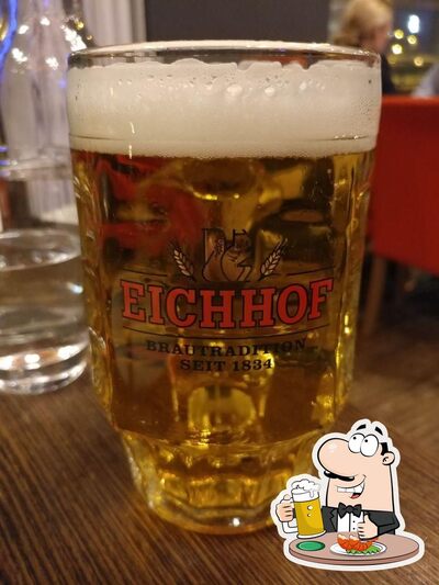 Goditi una birra con la cena