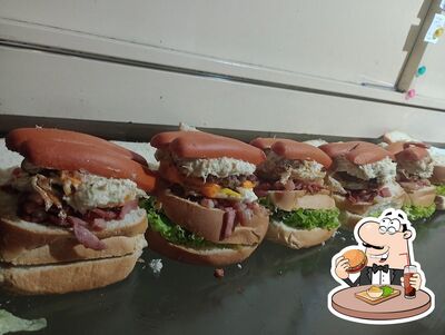Delicie-se com um hambúrguer no Lá Chefia Lanches
