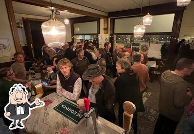 Installez-vous à l'une des tables de Café Lucienne Concerten