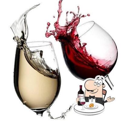 Degusta un bicchiere di vino al pub & bar Bar Piazza