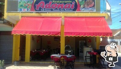 Sente em uma das mesas no Restaurante Self-Service Adonai