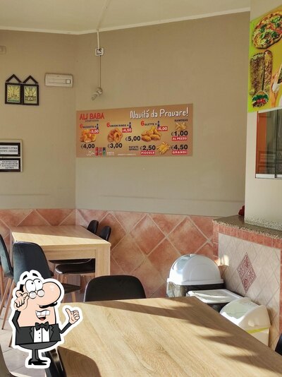 Installez-vous à l'une des tables de ALI BABA Doner Kebab