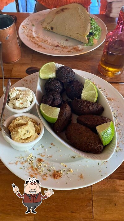 Platos en Arte Paradise Café