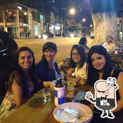 Sente em uma das mesas no Muquifo