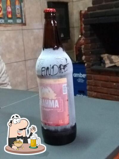 Desfute uma tulipa de cerveja leve ou escura