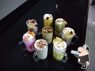 Order a drink at Damroo Veg