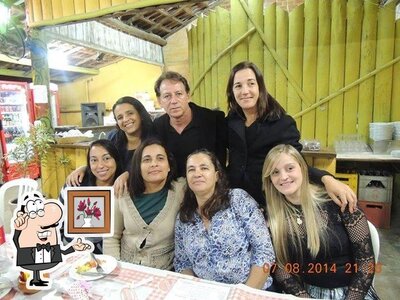 Sente em uma das mesas no Pizzarella