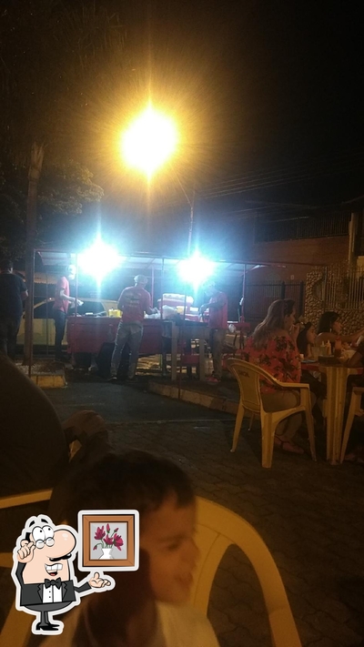 Sente em uma das mesas no Hot Dog Titanic