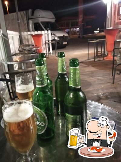 Puoi ordinare un rinfrescante bicchiere di birra chiara o scura