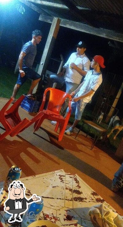 Sente em uma das mesas no Boteco Do Rubao