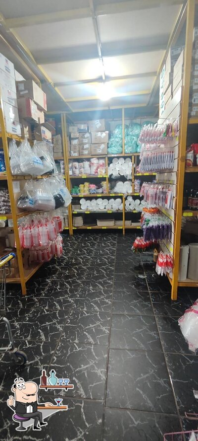 Sente em uma das mesas no Embalagens Capital Gama