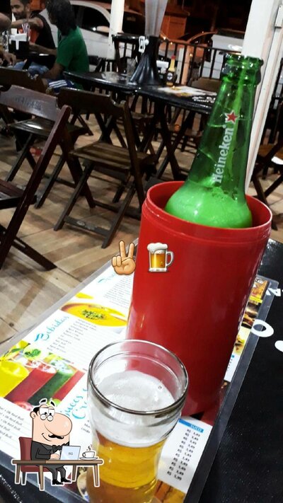O interior do Vira Copos Bar