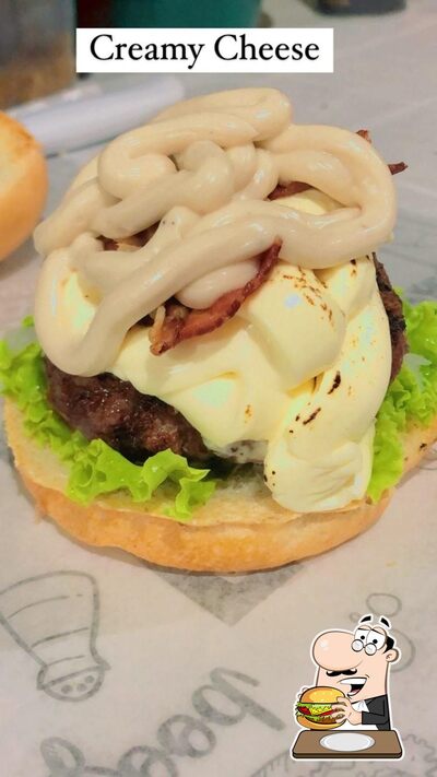 Deguste um dos hambúrgueres disponíveis no Mouse Burguer
