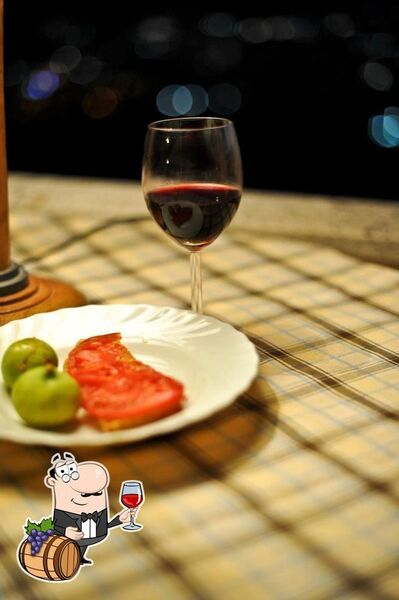 Goditi un bicchiere di vino al ristorante Nonna Idelfa
