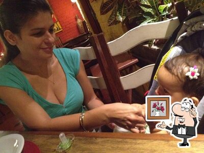 Sente em uma das mesas no Pizza da Villa