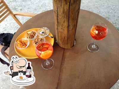 Degusta un bicchiere di vino alla fine di una lunga giornata lavorativa