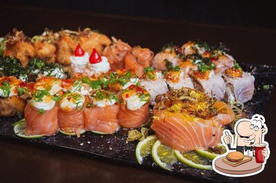 Deguste um dos hambúrgueres servidos no Tsuki Sushi