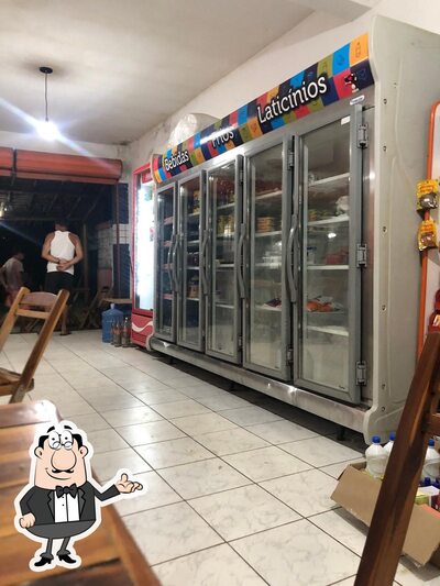 Sente em uma das mesas no Panificadora de Comer Cia do Paladar