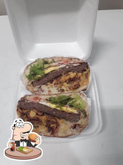 Delicie-se com um hambúrguer no Pizzaria Reis