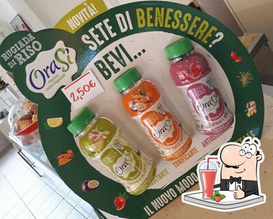 Goditi qualcosa da bere al caffè bar MokamorCafe