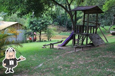 Sente em uma das mesas no Rancho Claudio Cordeiro
