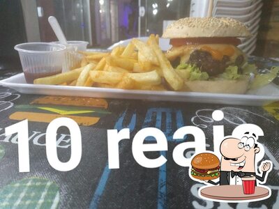 Peça um dos hambúrgueres disponíveis no Império Burguer